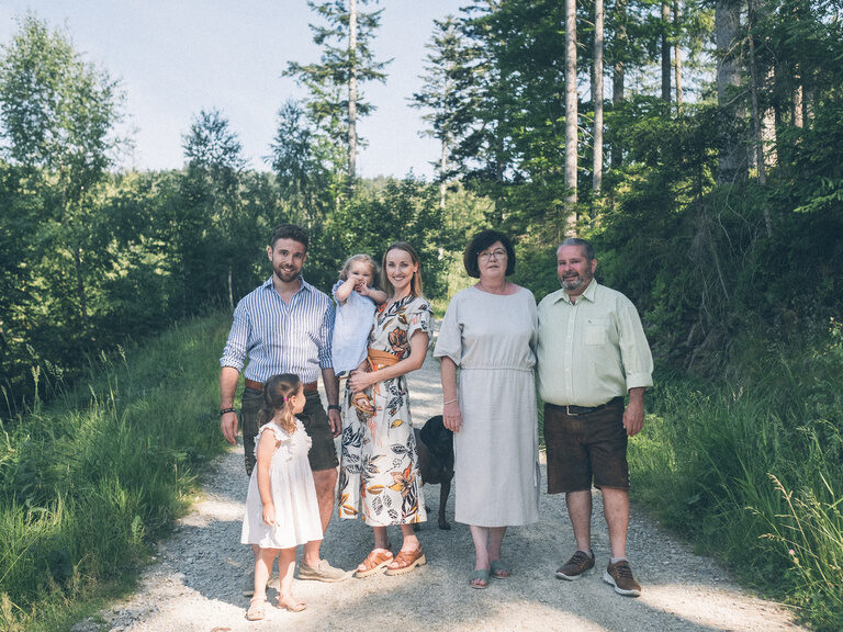 3 Generationen der Familie Brunner auf einem Feldweg im Wald
