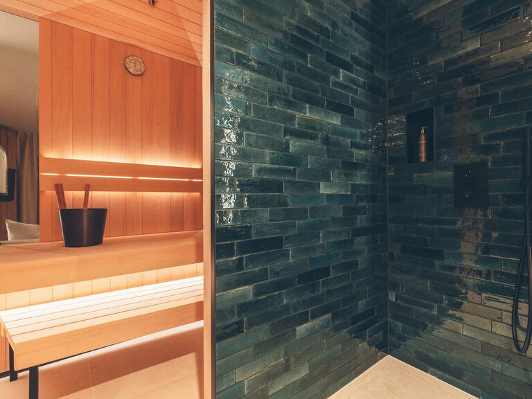 Begehbare Dusche und private Sauna im Zimmer der Wald Spa Suite im Hotel Eibl-Brunner.