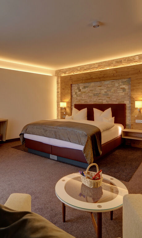 Gemütlich eingerichtetes Doppelzimmer, mit Sitzgelegenheit und Ambientelicht im Hotel Eibl-Brunner.