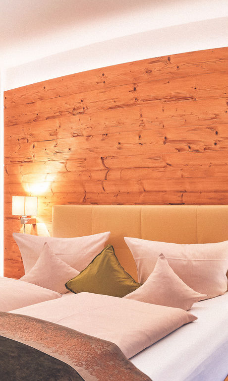 Doppelbett im Zimmer mit Ambientelicht und gemütliche Atmosphäre im Doppelzimmer Arber des Hotel Eibl-Brunner.