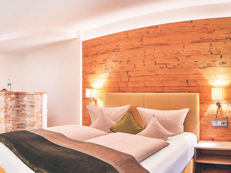 Doppelbett im Zimmer mit Ambientelicht und gemütliche Atmosphäre im Doppelzimmer Arber des Hotel Eibl-Brunner.