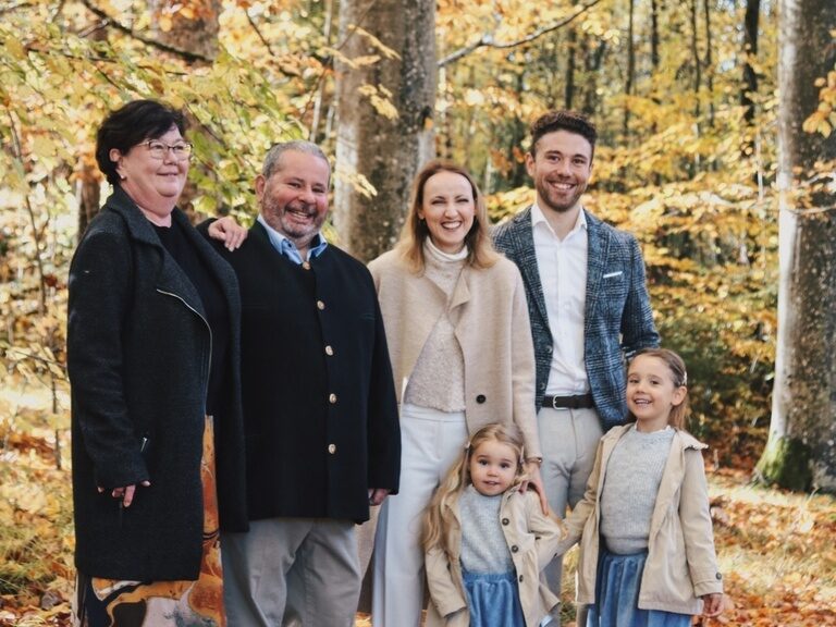 Fröhliches Familienbild der Familie Brunner mit 3 Generationen im Herbstwald.