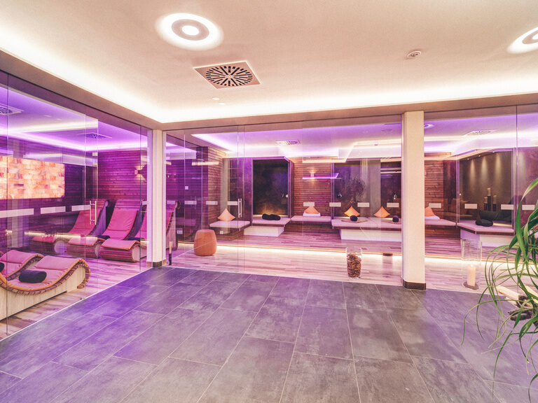 Saunawelt im Hotel Eibl-Brunner mit Blick auf die Saunaliegen und den Ruhebereich mit Ambientelicht.