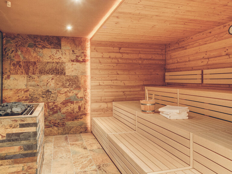 Finnische Sauna mit Aufgusstrog und Handtüchern im Hotel Eibl-Brunner.