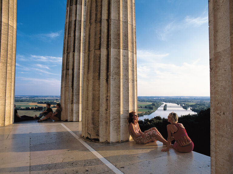 Die Walhalla bei Regensburg, mit ihren Säulen, bietet in hoher, beherrschender Lage einen wunderschönen Aussichtspunkt über die Donau