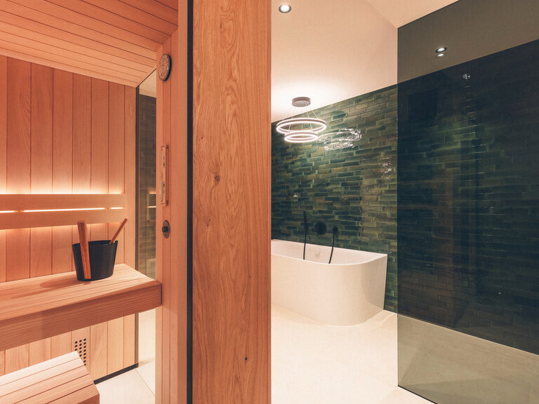 Freistehende Badewanne im Badezimmer der Wald Spa Suite und private Sauna.