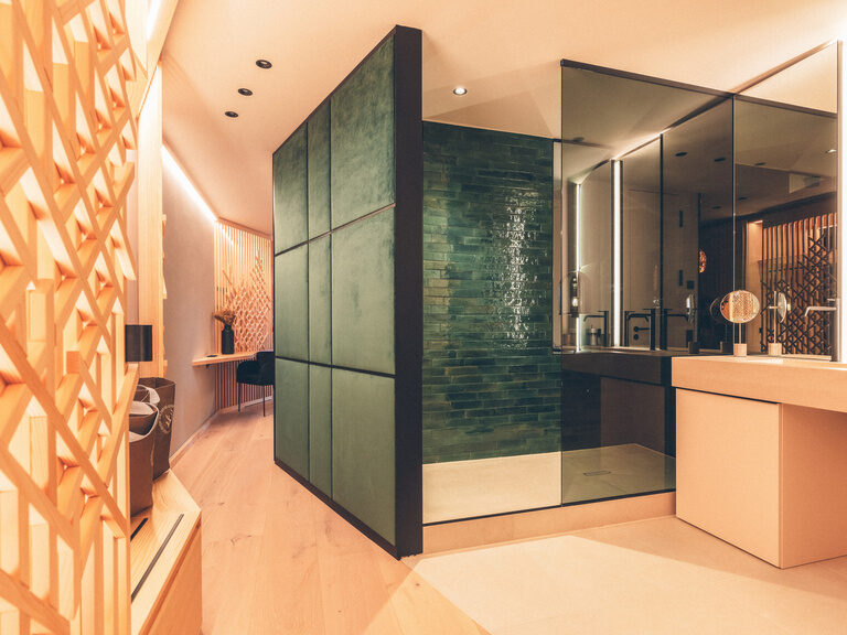 Begehbare Dusche und Badezimmer der Wald Spa Lounge im Hotel Eibl-Brunner.