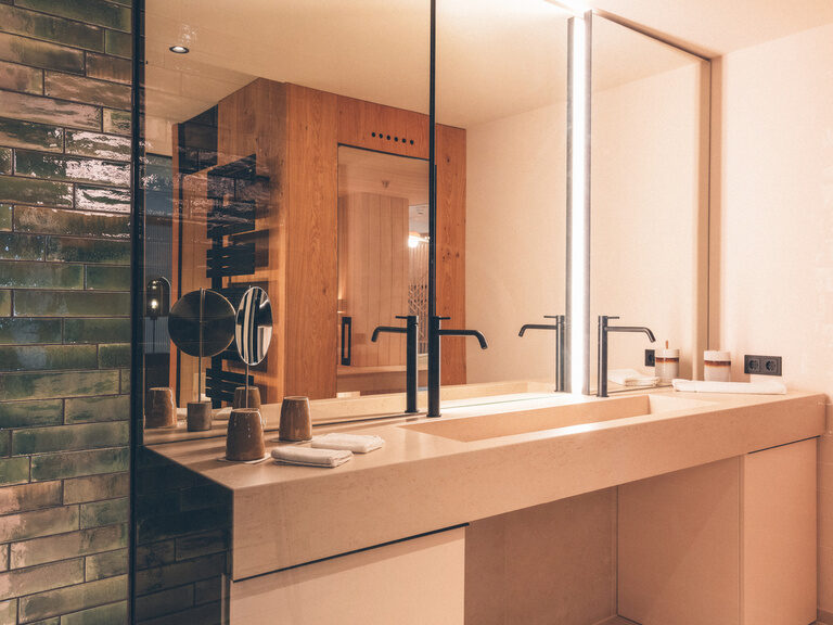 Helles Badezimmer mit großen doppelten Waschtisch im Wald Spa Studio im Hotel Eibl-Brunner.