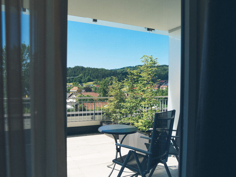 Gemütlicher Schattenplatz auf dem Balkon auf der Sonnenseite des Hotels.