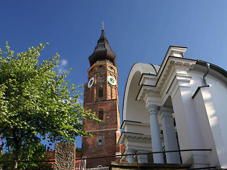 Imposanter Kirchturm der Basilika in Straubing.