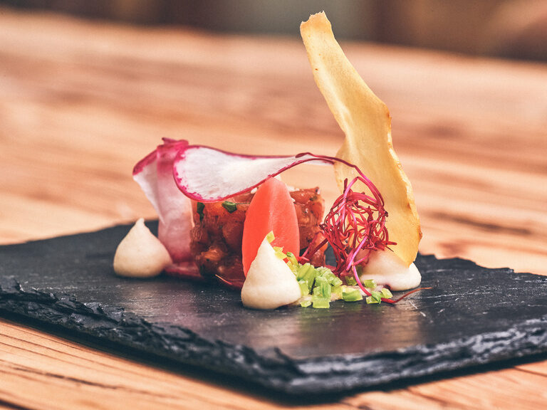 Beef Tatar garniert mit Tomaten und Gemüsechips, Majonaisetropfen, aus dem Restaurant Hotel Eibl-Brunner