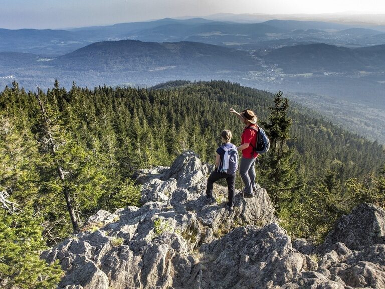 Lusen, Rachel und Arber sind die drei Hausberge im Nationalpark Bayerischer Wald, diese liegen an der Grenze zu Tschechien und bieten eine atemberaubende Aussicht nach Bayern und Tschechien.