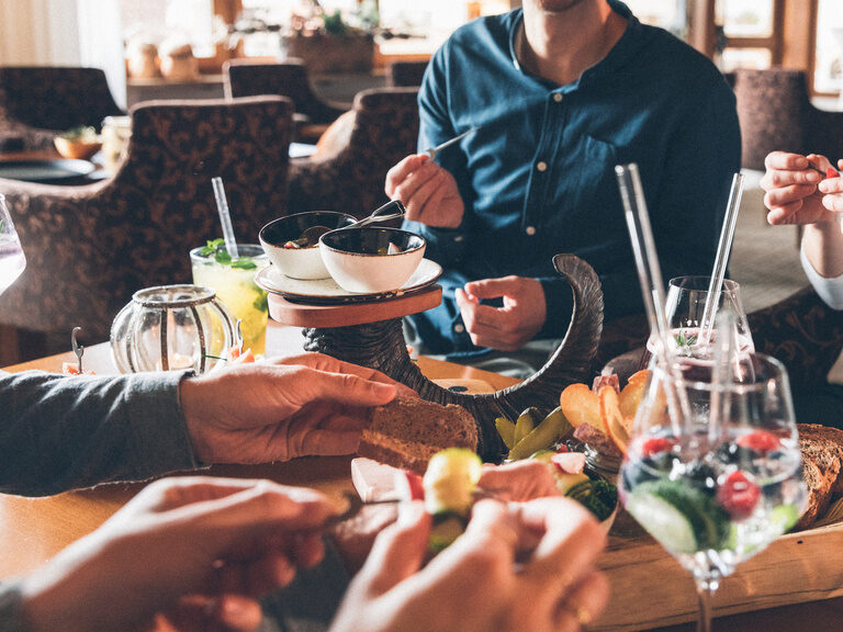 Vielfältige Brotzeit - schön angerichtet mit einer großen Auswahl von Antipasti, Wurst, Käse, Brot mit Aufstrichen, Gemüse.