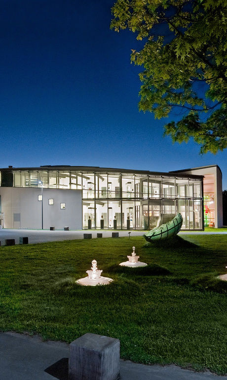 Das hell erleuchtete Glasmuseum in Frauenau beinhaltet verschiedene Kunst und Kunstwerke aus der Region entlang der Glasstraße. Vor dem Museum steht die knapp 4m lange Glasarche.