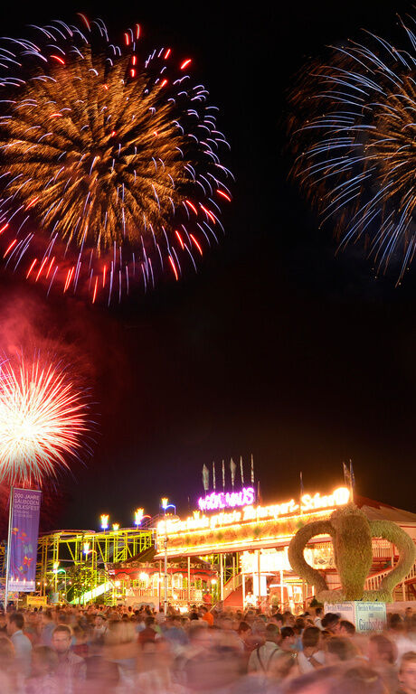 Gäubodenfest in Straubing mit Karusell, Feuerwerk und Schießbuden.