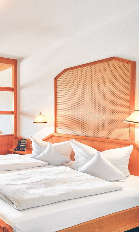 Familienappartement im Stammhaus des Hotel. Gemütliches Bett, Schreibtisch, Sitzecke mit Fernseher und Zugang zum Balkon.