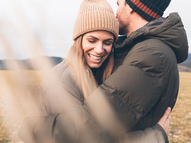 Ein Paar in inniger Umarmung auf einem Feld Nähe des Hotel Eibl-Brunner.