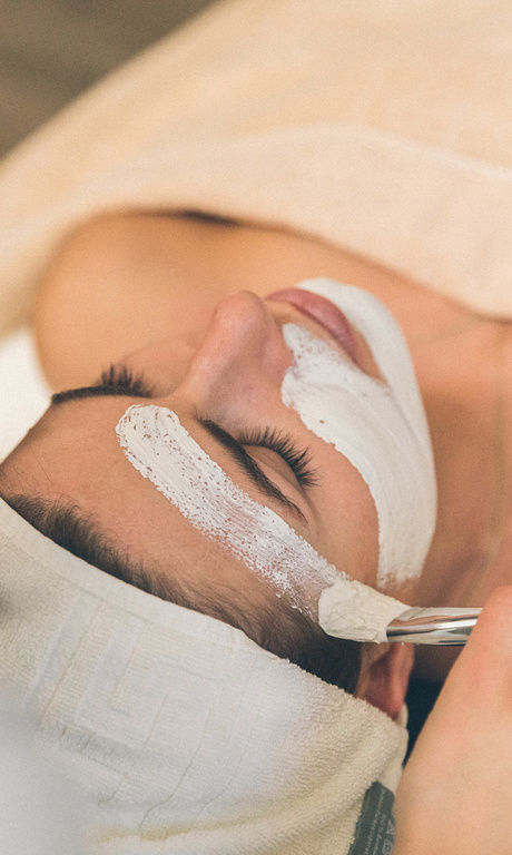 Kosmetikanwendung "Gesichtsmaske" im Wellnessbereich Hotel Eibl-Brunner.
