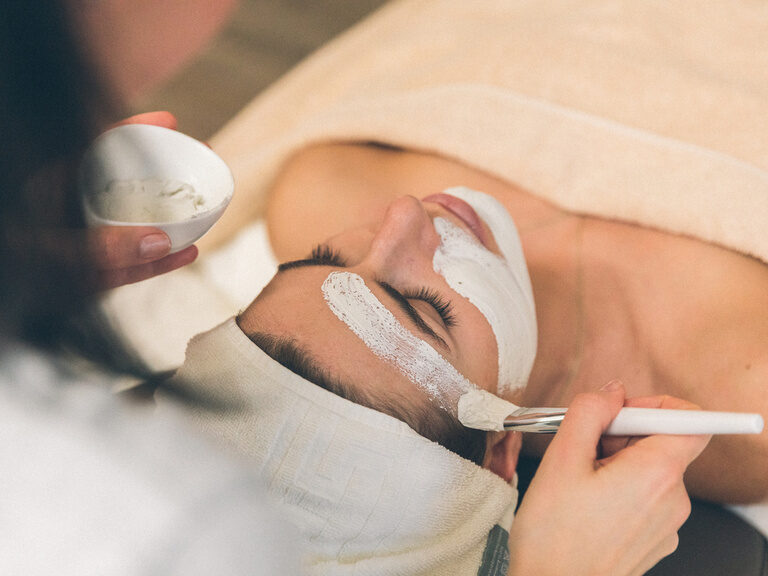 Kosmetikanwendung "Gesichtsmaske" im Wellnessbereich Hotel Eibl-Brunner.