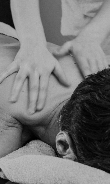 Rückenmassage im Wald Spa des Wellnesshotel Eibl-Brunner in schwarz-weiss.