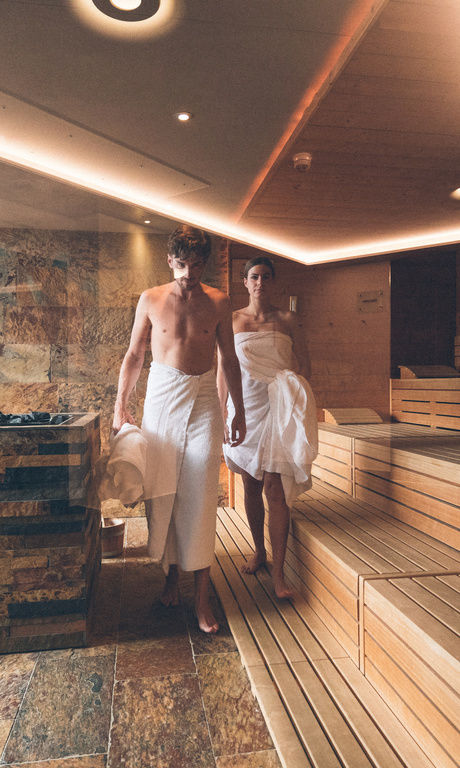 Ein Gästepaar geht aus der Sauna des Hotel Eibl-Brunner.