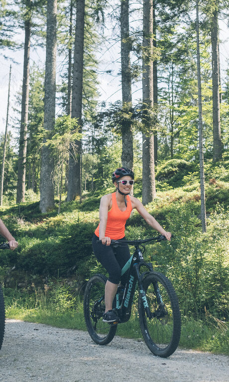 Zwei Gäste des Hotel Eibl-Brunner fahren mit dem E-Bike und haben freude daran.