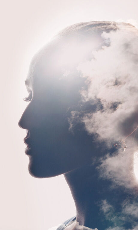 Frau hinter Nebel um die Gedanken zu simulieren.