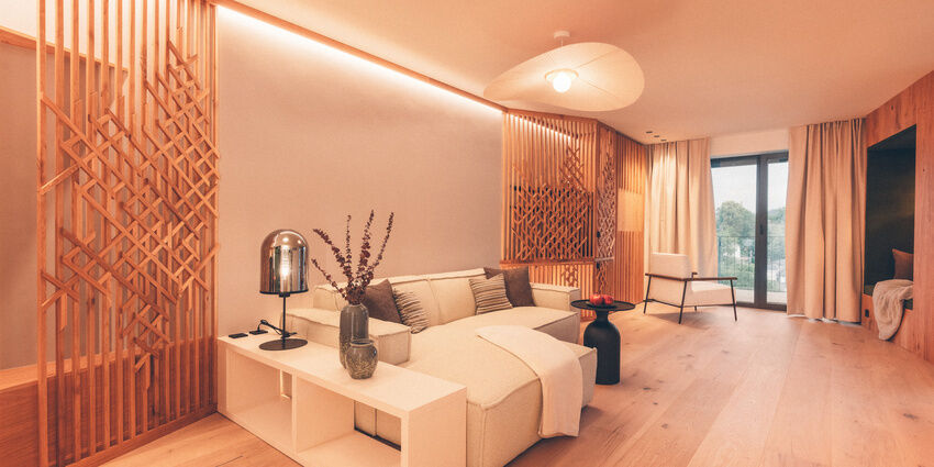 Gemütliches Sofa einer Sitzecke der Suite im Hotel Eibl-Brunner, mit Zugang zum Balkon.