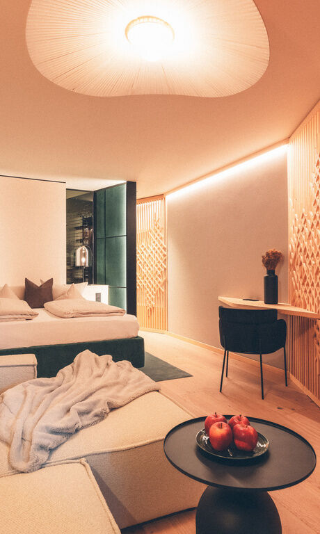 Sitzecke mit Blick auf das Doppelbett im Wald Studio im Hotel Eibl-Brunner.
