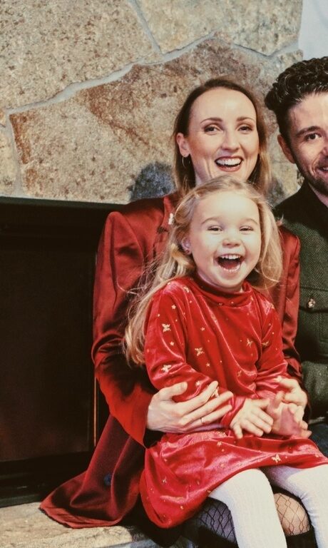 Weihnachtlich gekleidet, mit einem großen Lächeln im Gesicht sieht man die Familie Brunner mit den Töchtern auf dem Schos von Diana und Stefan.