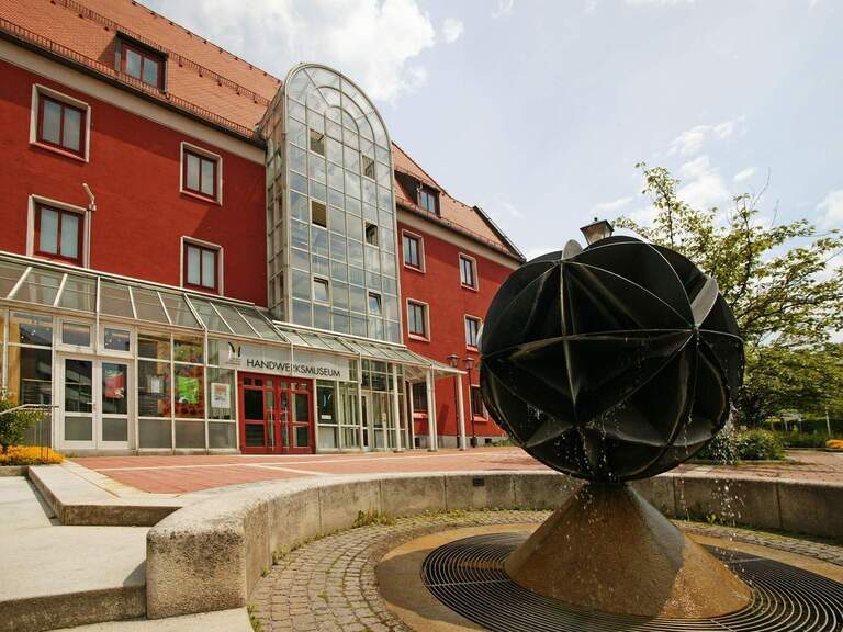 Das rote Handwerksmuseum von Deggendorf.