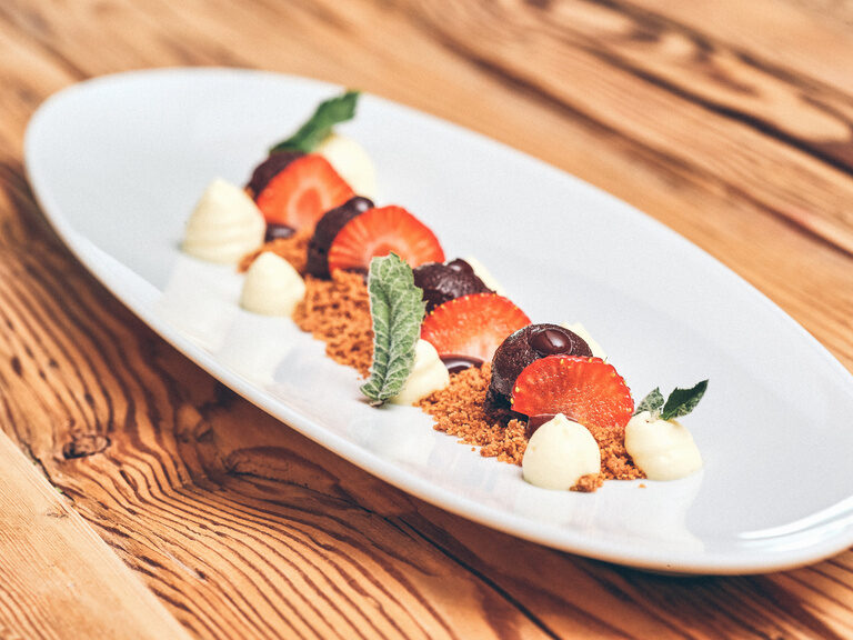 Dessert mit Erdbeeren auf Butterbröseln.