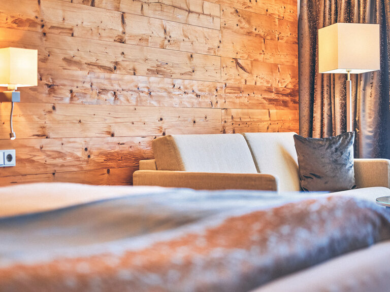 Doppelbett mit kuscheligen Kissen dekoriert.