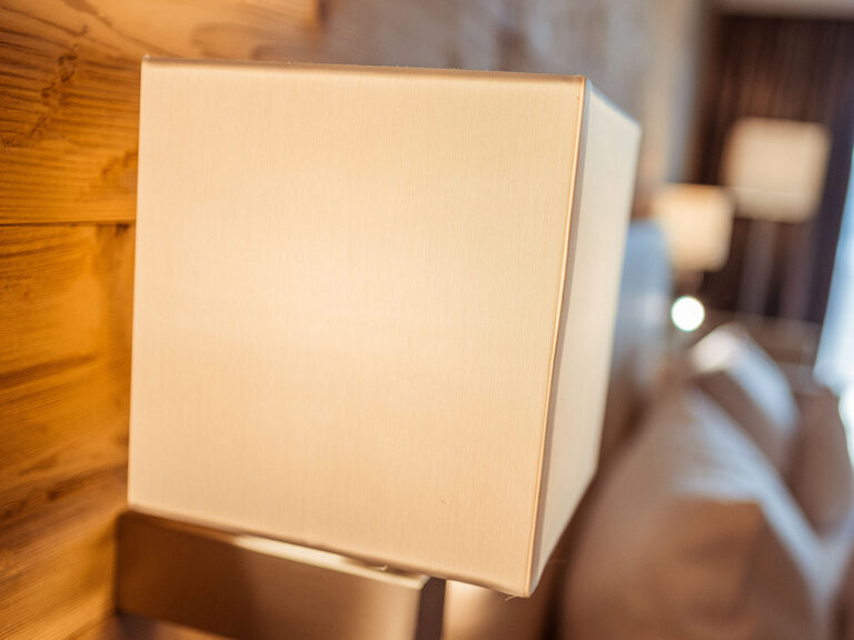 Eine Würfelartige Lampe auf den Doppelzimmern des Hotel Eibl-Brunner.