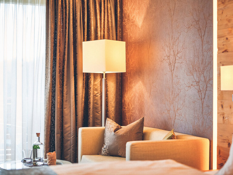 Stehlampe mit Sitzecke im Zimmer des Hotel Eibl-Brunner.