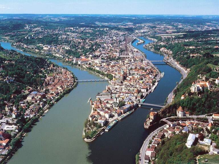 Bild von oben - von der Dreiflüsse Stadt Passau wo man sieht wo sich die Wasser der Flüsse treffen.