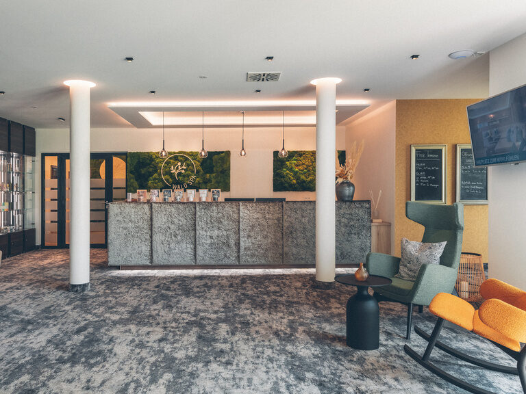 Gemütlich eingerichteter Eingangs- und Empfangsbereich des Wald Spa im Hotel Eibl-Brunner.