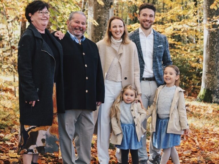 Fröhliches Familienbild der Familie Brunner mit 3 Generationen im Herbstwald.