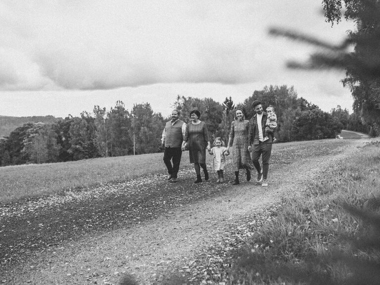Familienspaziergang der Familie Brunner auf einem Feldweg in schwarz-weiss.