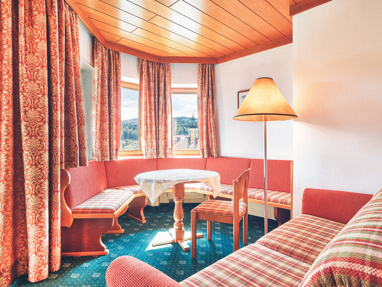 Gemütlicher Sitzbereich im Stammhaus Appartement des Hotel Eibl-Brunner.