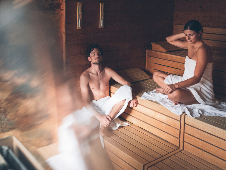 Schwitzen in der Finnischen Sauna im Hotel Eibl-Brunner. Unsere Gäste genießen das erholsame Entspannen bei viel wärme.