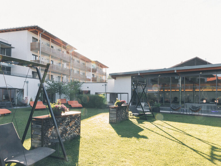 Garten und Außenpool des Hotel Eibl-Brunner im Frühling