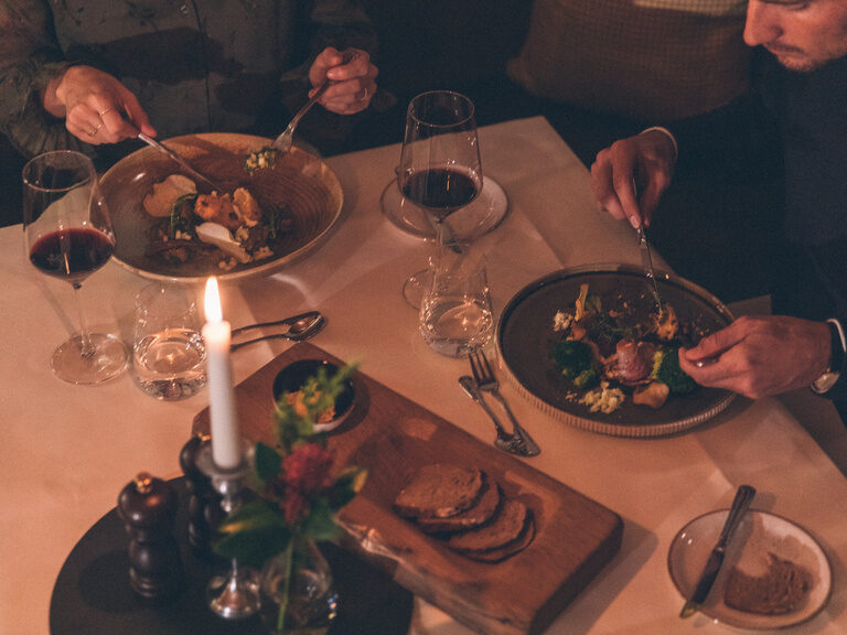 Gäste an einem romantisch gedeckten Tisch, beim Abendessen im Restaurant des Hotel Eibl-Brunner.