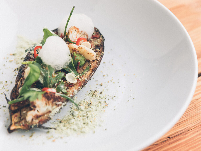 Schön präsentiertes Auberginegericht des Restaurant im Hotel Eibl-Brunner.