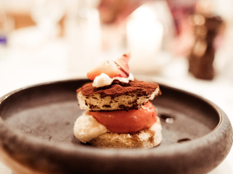 Gericht als Turm im Restaurant im Hotel Eibl-Brunner.