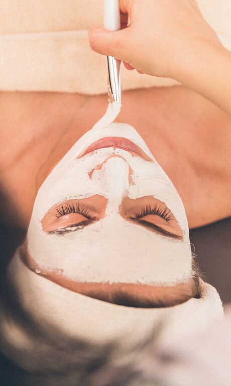 Detailaufnahme der Wellnessanwendung Gesichtsmaske im Wald Spa des Hotel Eibl-Brunner.