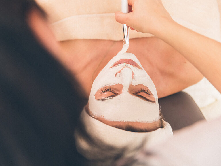 Detailaufnahme der Wellnessanwendung Gesichtsmaske im Wald Spa des Hotel Eibl-Brunner.