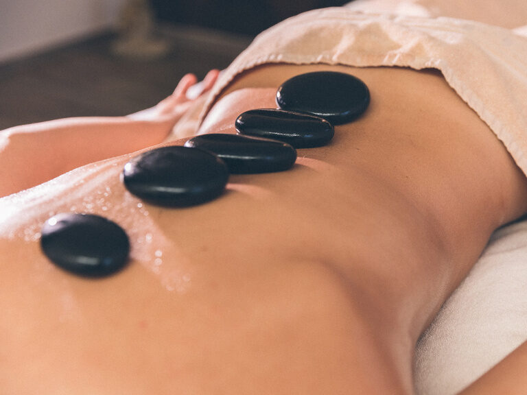 Detailaufnahme einer Hot Stone Anwendung im Wald Spa des Hotel Eibl-Brunner.