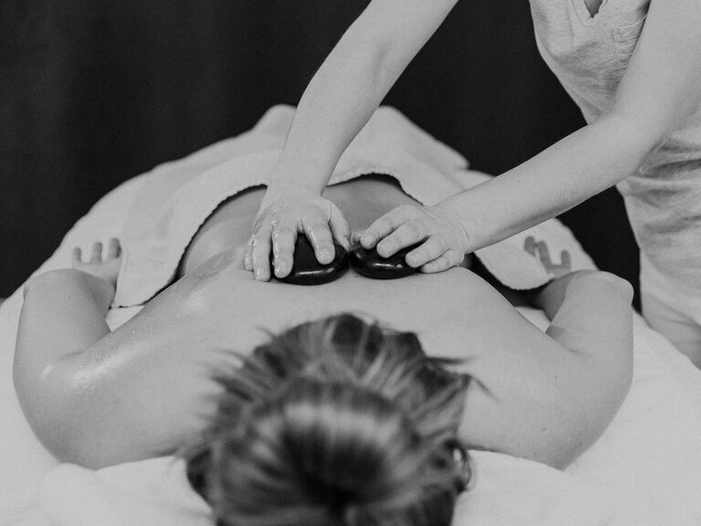 Detailaufnahme einer Hot Stone Anwendung im Wald Spa des Hotel Eibl-Brunner.