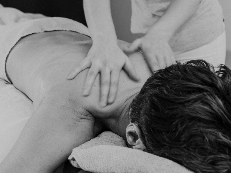 Rückenmassage im Wald Spa des Wellnesshotel Eibl-Brunner in schwarz-weiss.